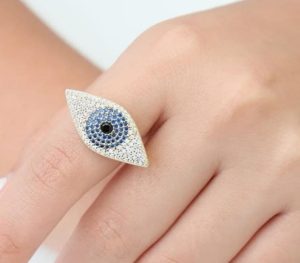 Anillo de oro laminado con diseño de ojo turco grande cubierto de micro circones azules y blancos AI Accesorios.