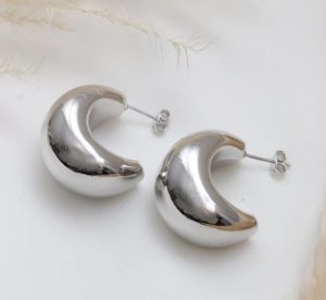Aretes de media luna gruesos con baño de rodio acabado espejo brillante AI Accesorios.